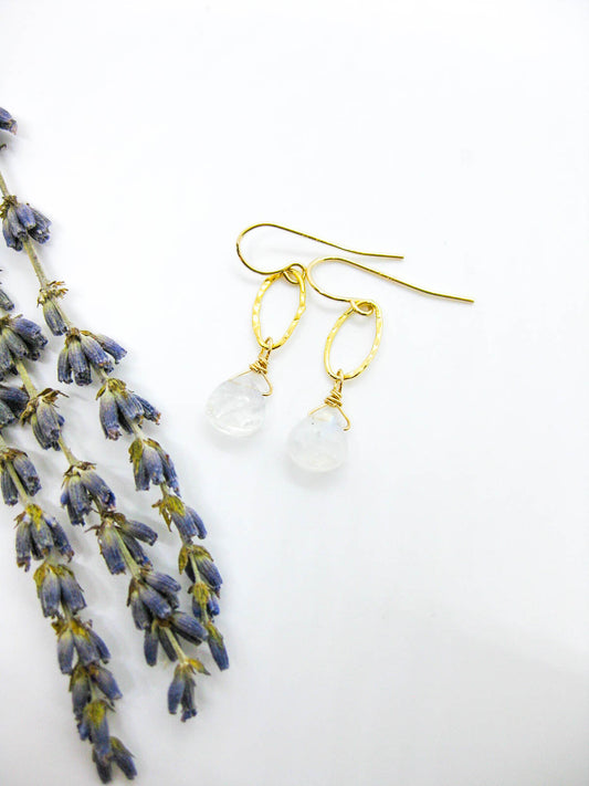 Chrysanthe: Moonstone Earrings - e671