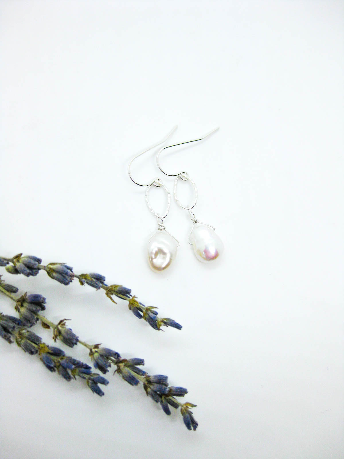 Chrysanthe: Pearl Earrings - e789