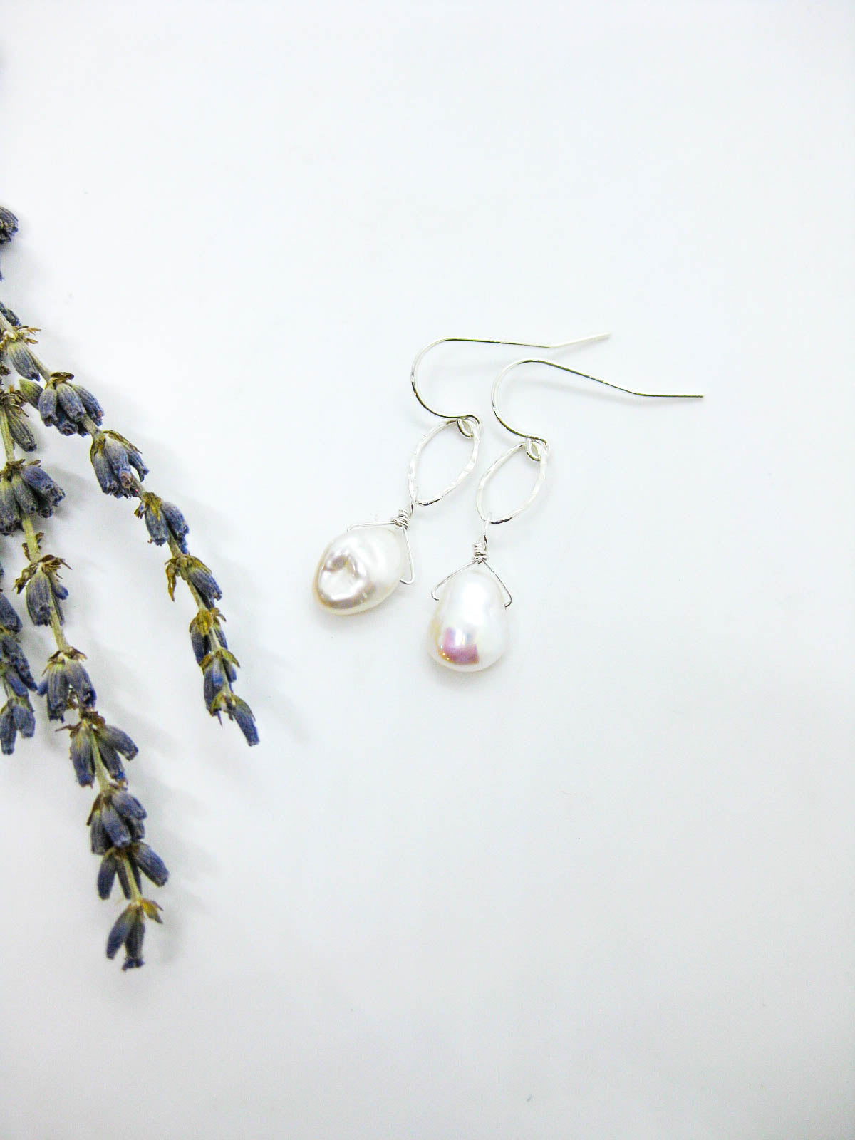 Chrysanthe: Pearl Earrings - e789