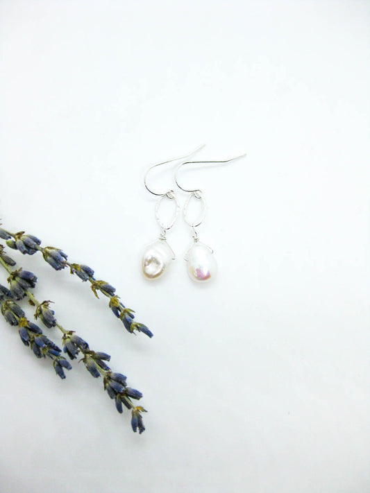 Chrysanthe: Pearl Earrings - e789