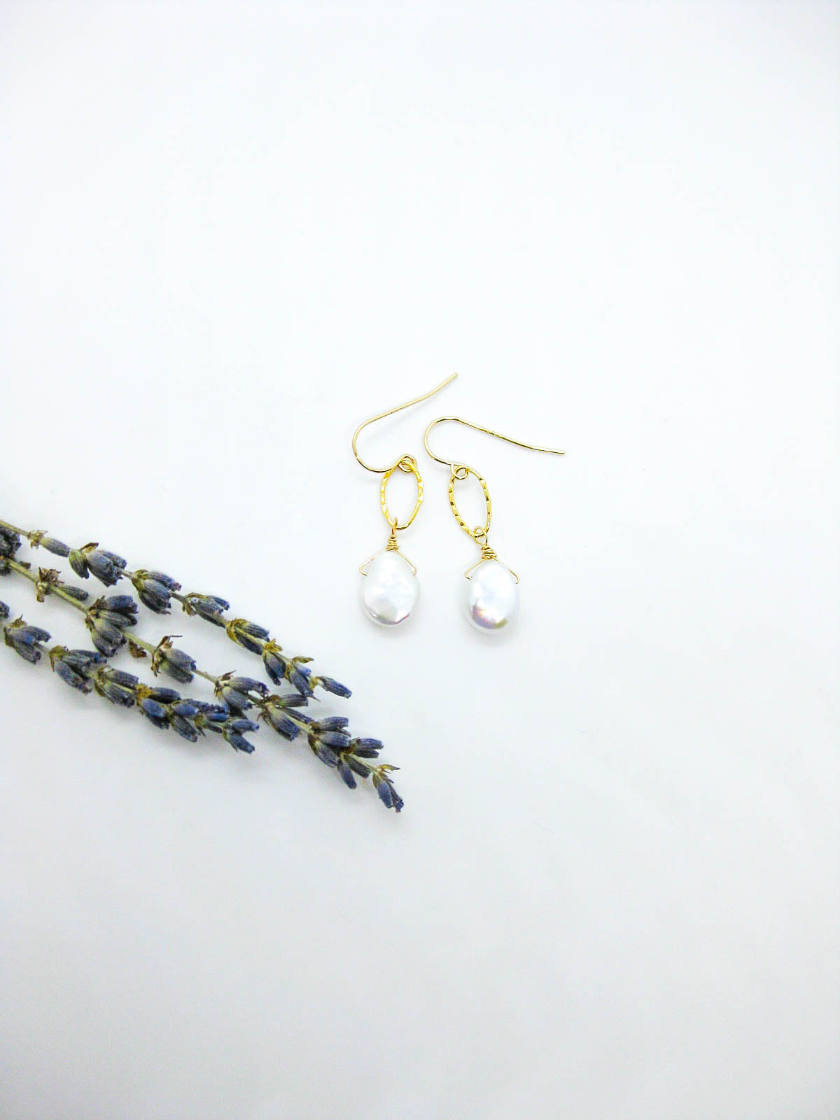 Chrysanthe: Pearl Earrings - e789