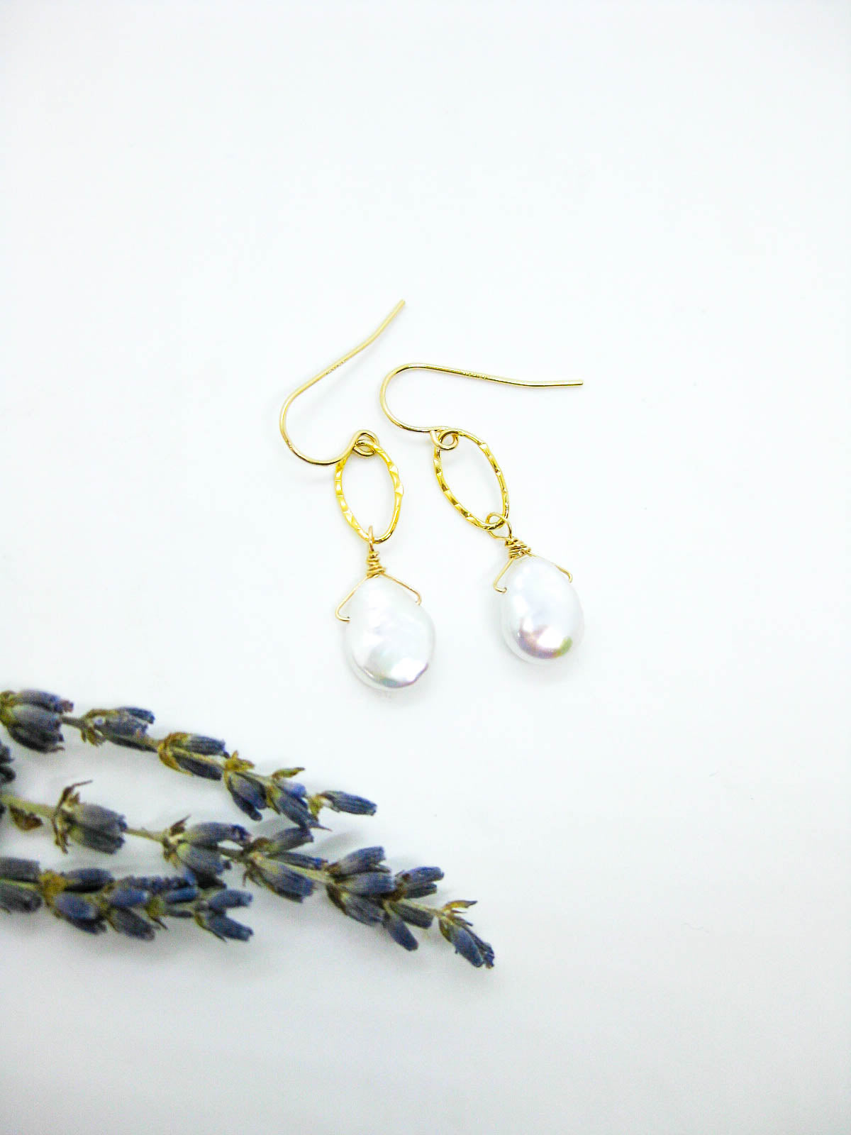 Chrysanthe: Pearl Earrings - e789