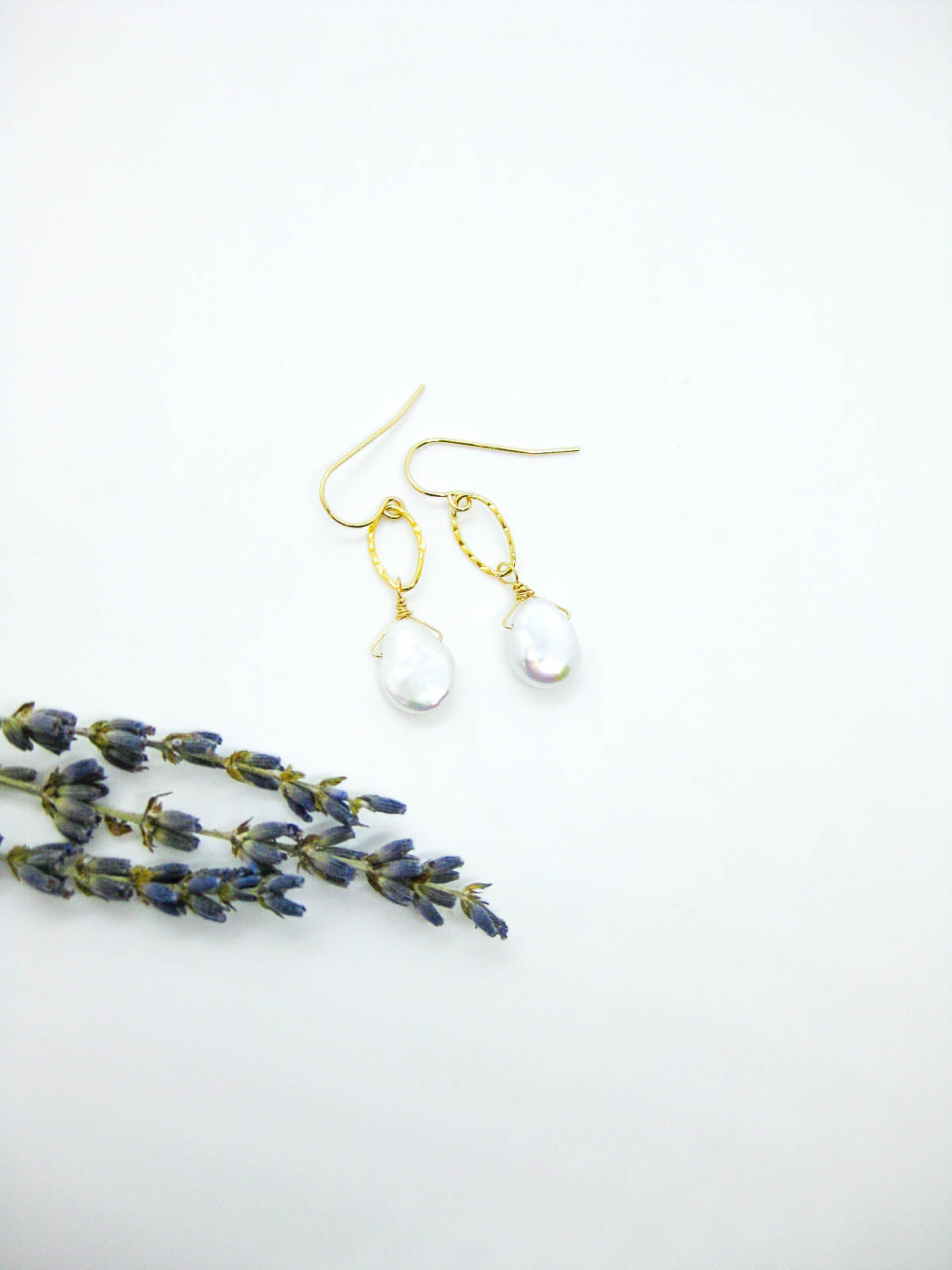 Chrysanthe: Pearl Earrings - e789