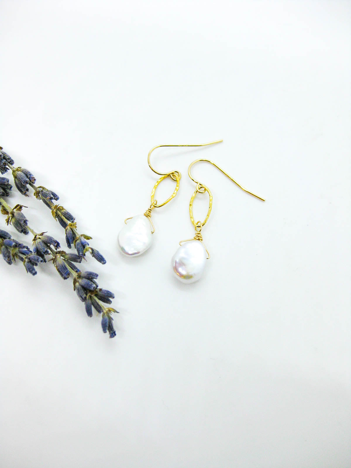 Chrysanthe: Pearl Earrings - e789