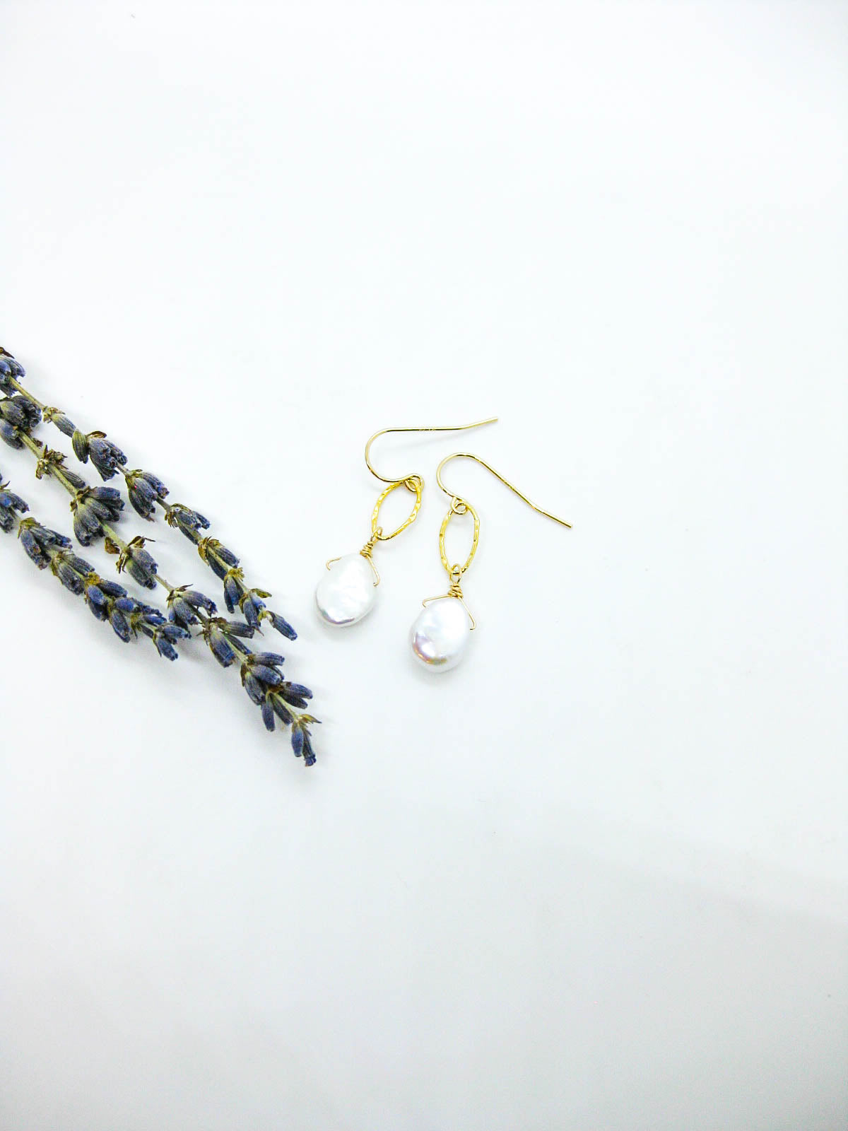 Chrysanthe: Pearl Earrings - e789