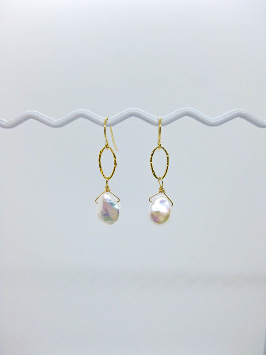 Chrysanthe: Pearl Earrings - e789