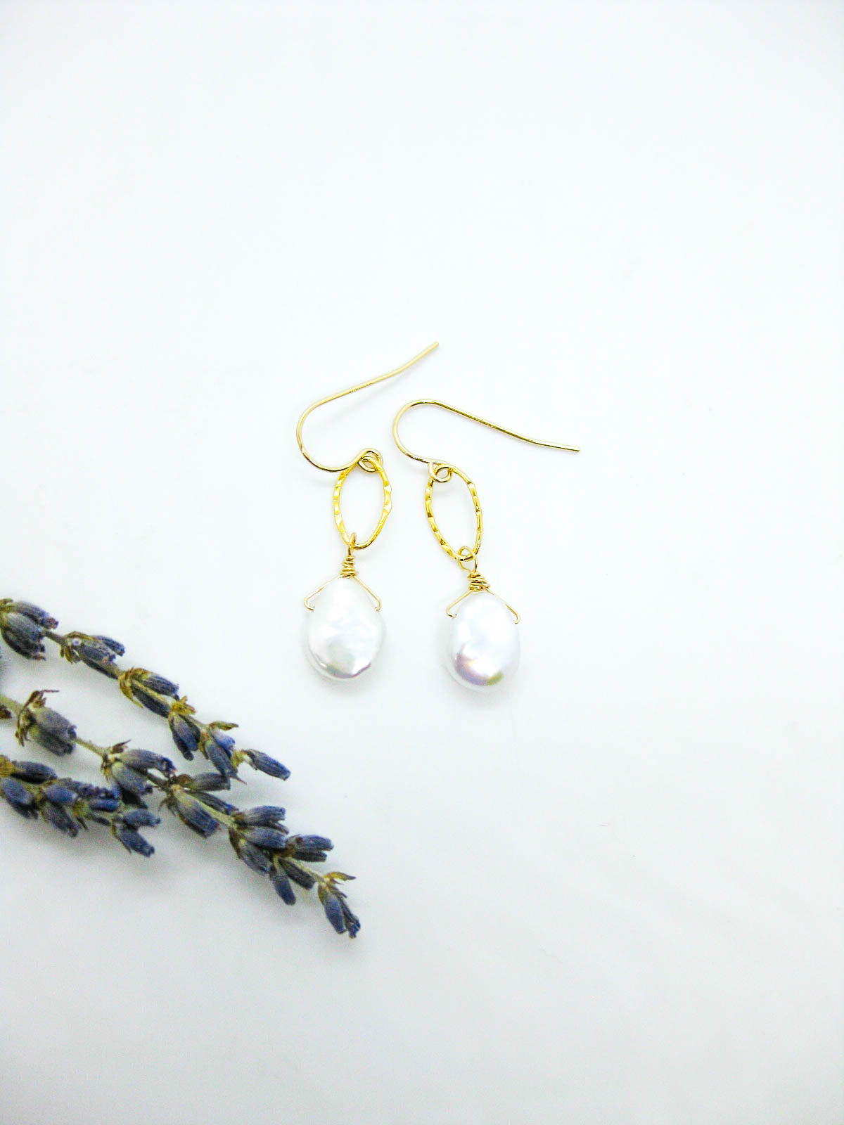 Chrysanthe: Pearl Earrings - e789