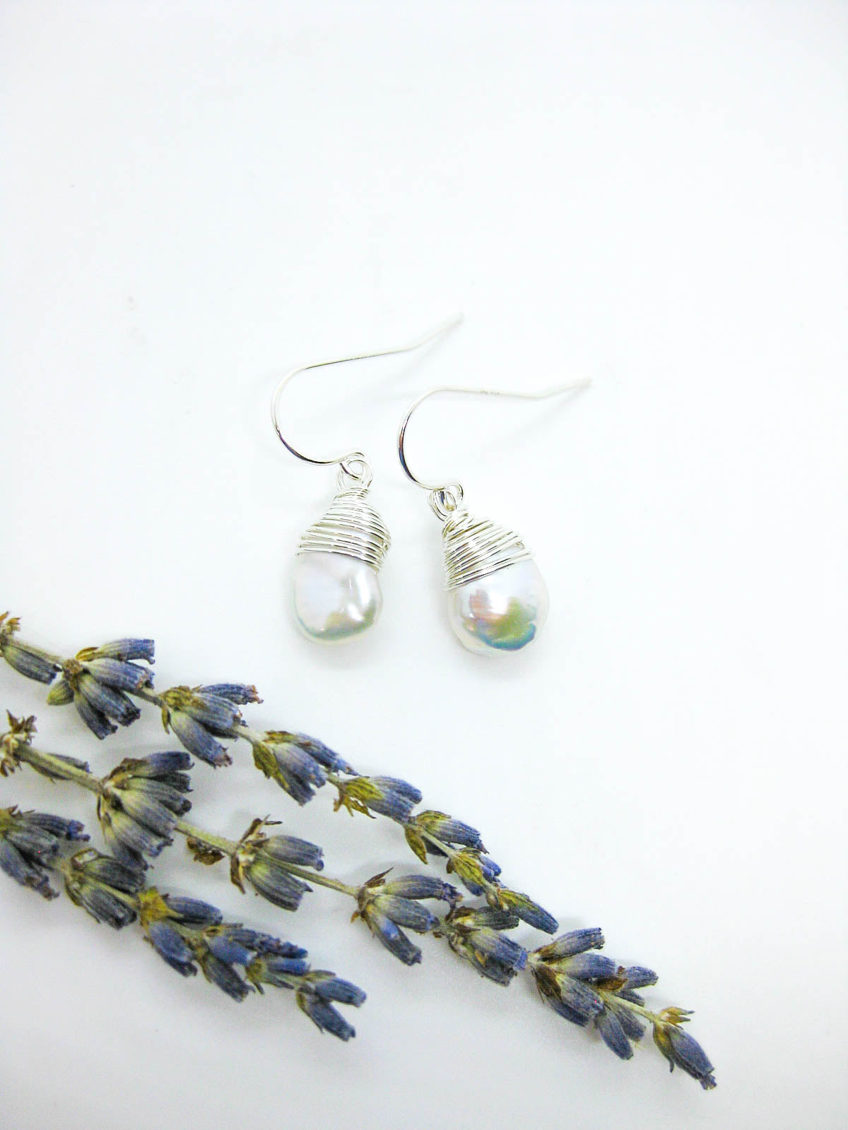 Chamomile: Pearl Earrings - e790