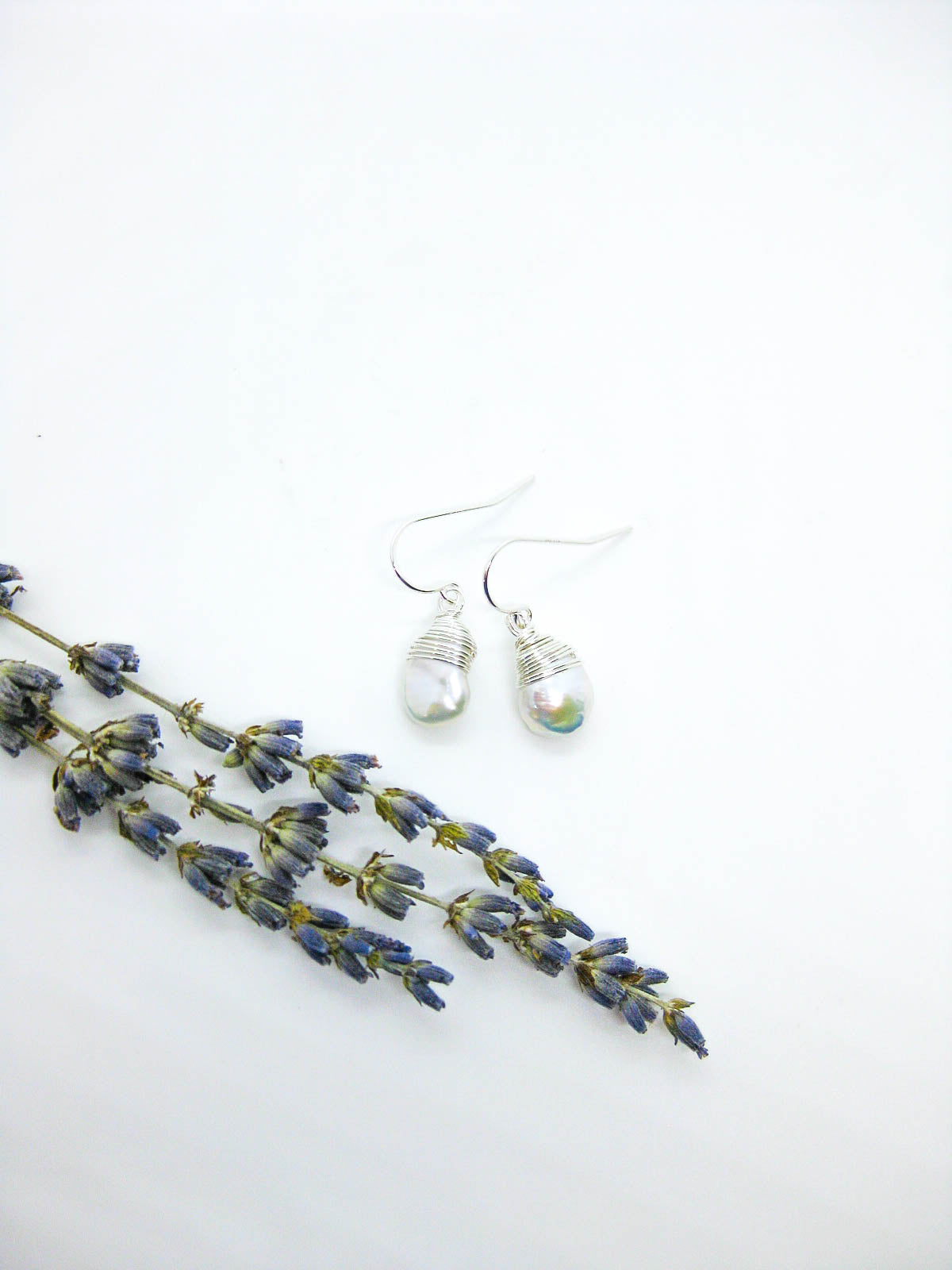 Chamomile: Pearl Earrings - e790