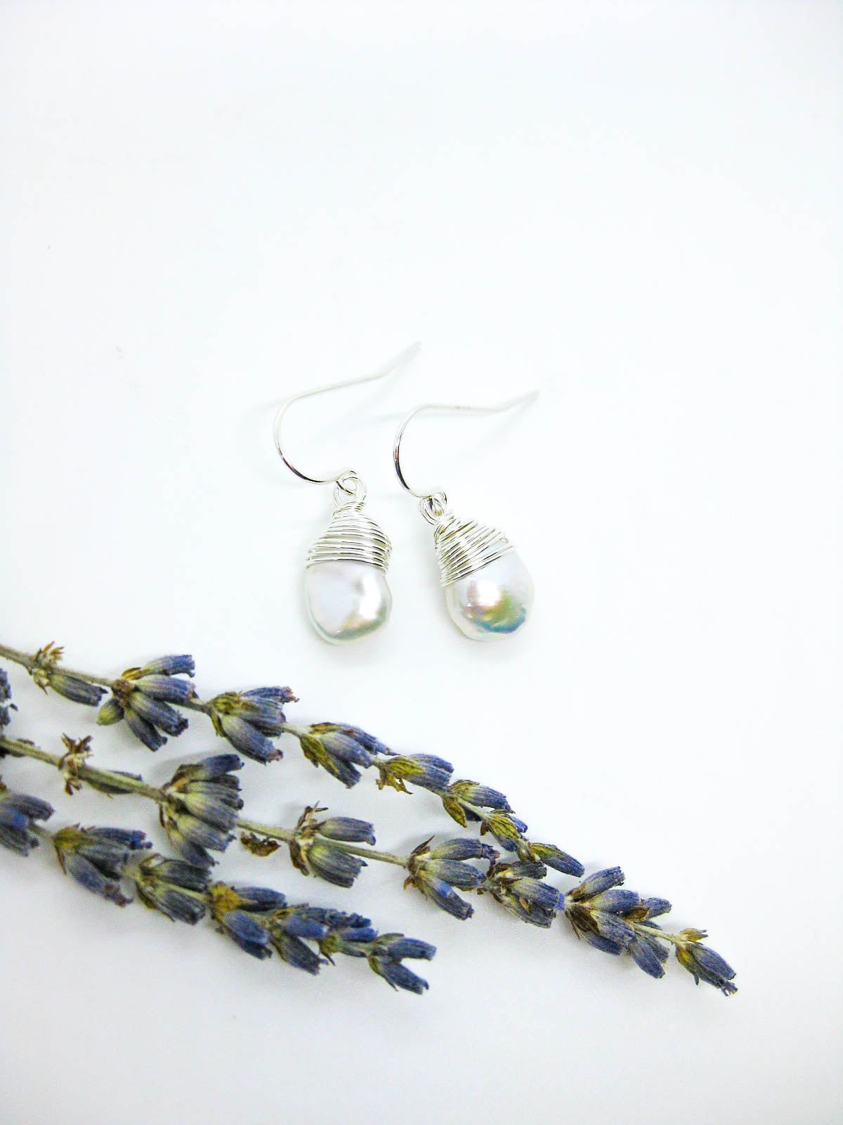 Chamomile: Pearl Earrings - e790