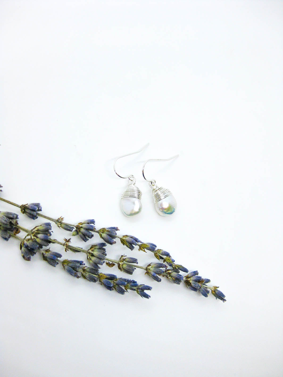 Chamomile: Pearl Earrings - e790