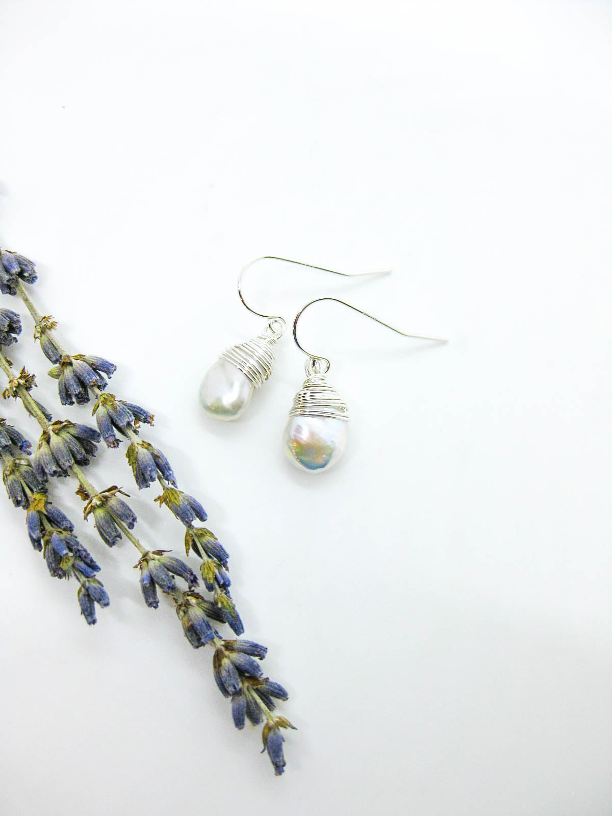 Chamomile: Pearl Earrings - e790