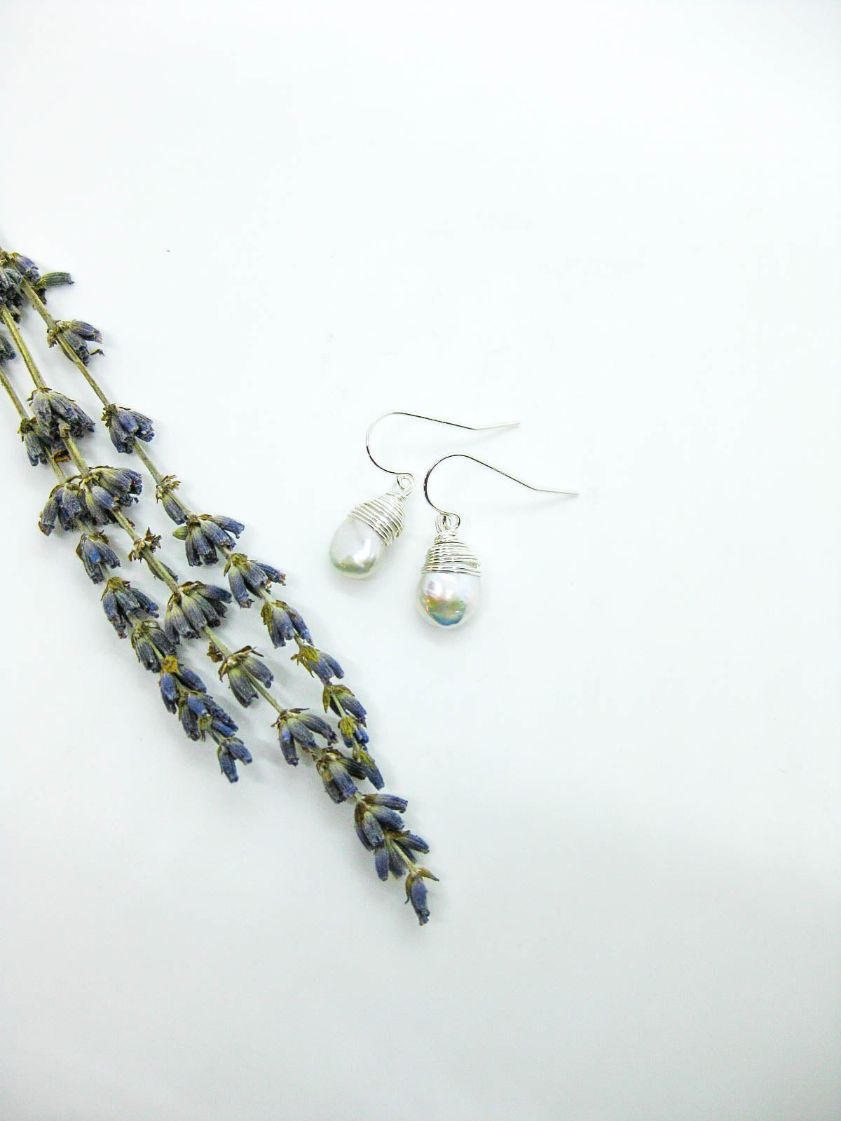 Chamomile: Pearl Earrings - e790