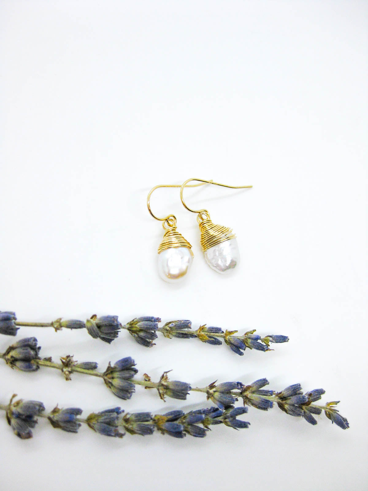 Chamomile: Pearl Earrings - e790