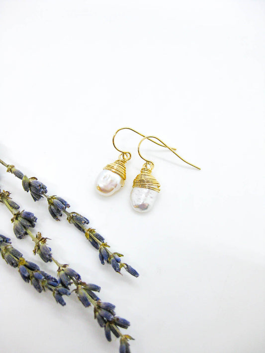 Chamomile: Pearl Earrings - e790