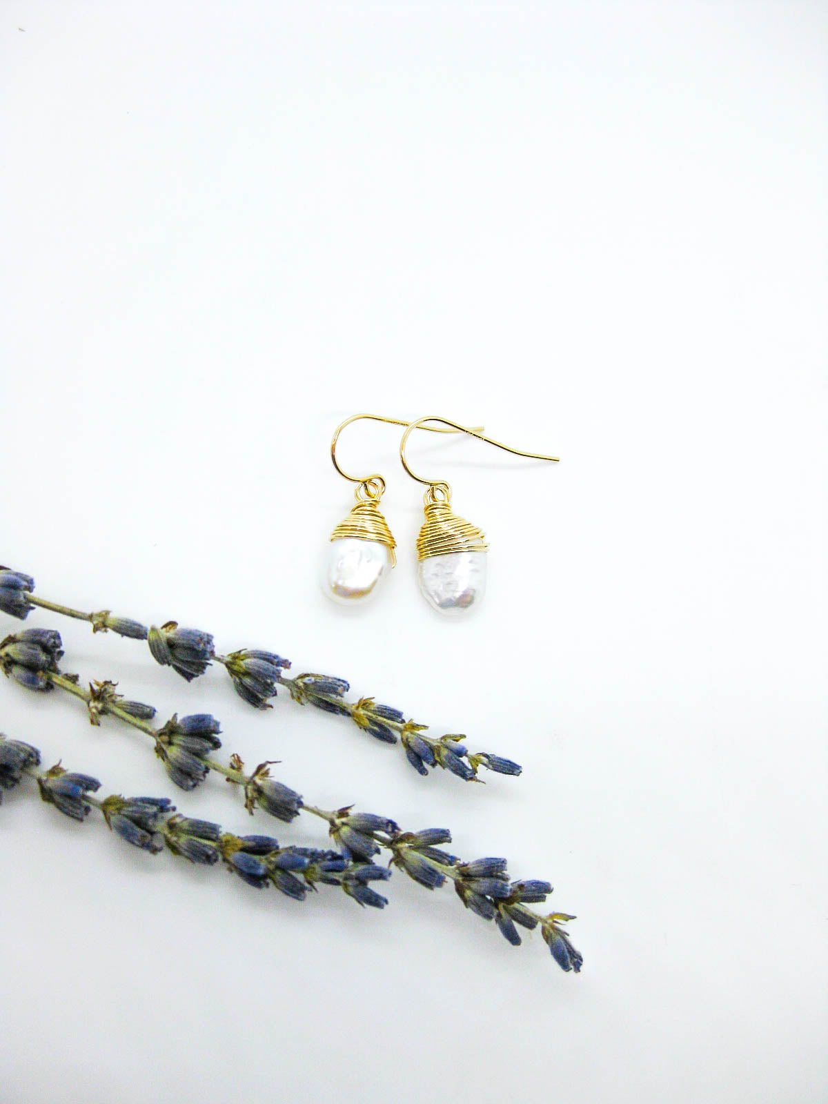 Chamomile: Pearl Earrings - e790